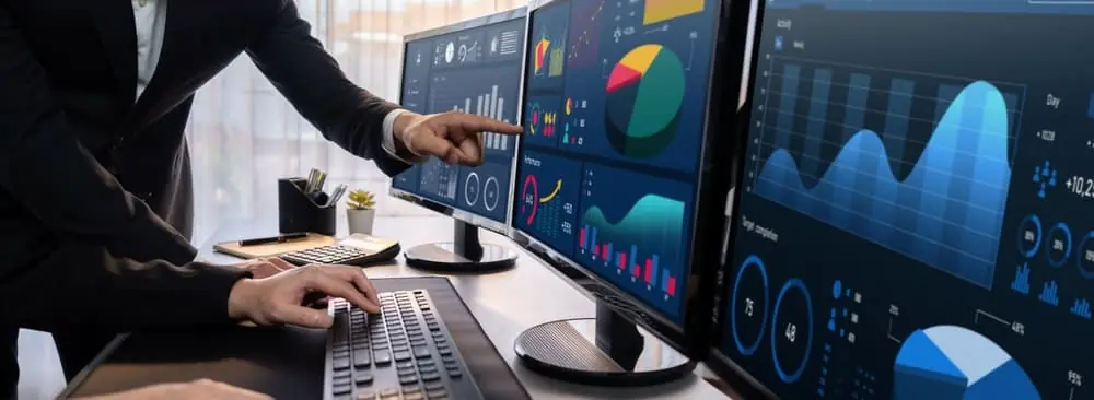 Analista trabajando en Power BI