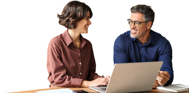 Una pareja de una mujer con camisa marrón sonriendo mirando a un hombre con gafas y camisa azul estando trabajando