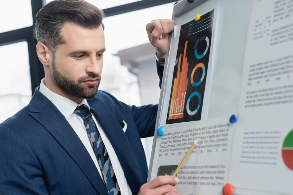 trabajador en una oficina revisando las estrategias de fijación de precios en una presentación en papel con datos. 
