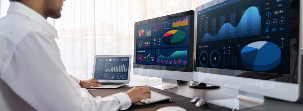 Hombre trabajando con datos