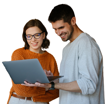 Estudiantes sonrientes consultando material formativo en un portátil