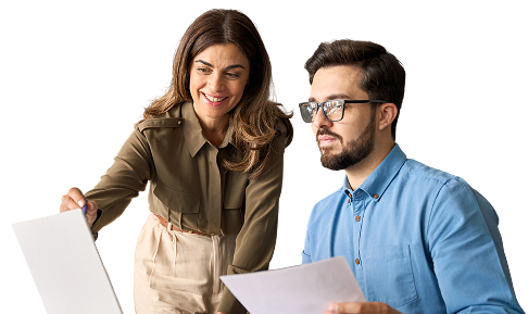 Estudiantes de la Cámara de Madrid revisando formación en un portátil