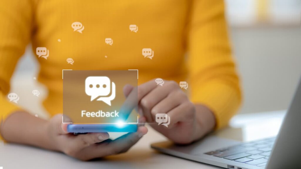 usuario enviando comentarios o feedback a través de un dispositivo móvil