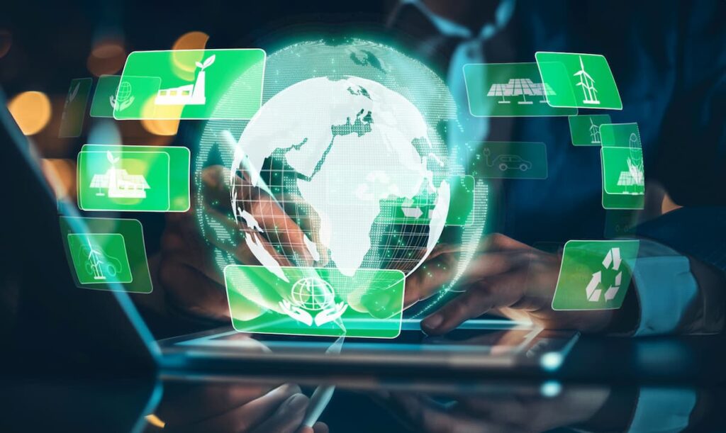 manos interactuando con una tableta táctil que proyecta una interfaz digital de color verde neón centrada en un globo terráqueo rodeado de iconos de sostenibilidad